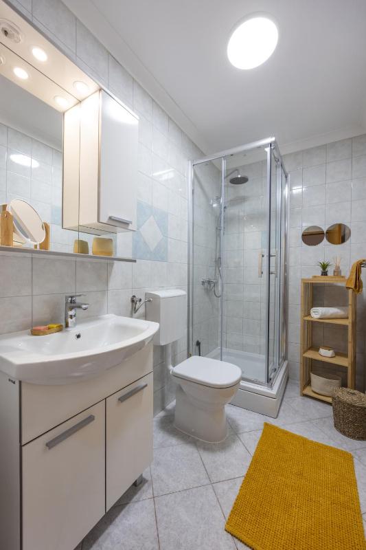 One-Bedroom Apartment with Balcony and Sea View image 3