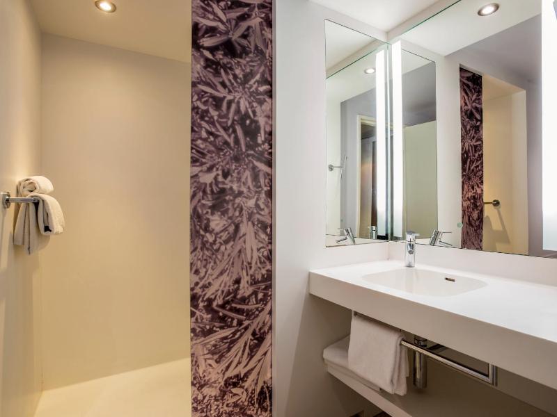 Superior King Room image 3