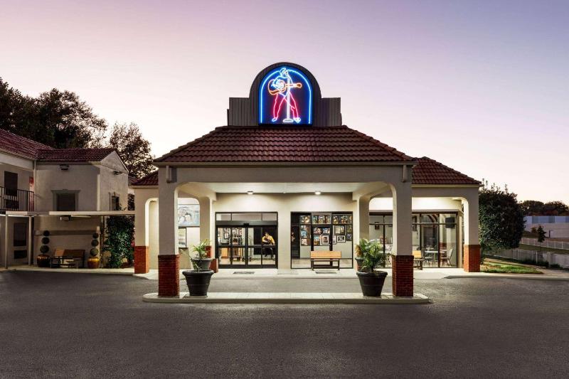 Days Inn by Wyndham Memphis at Graceland - image 1