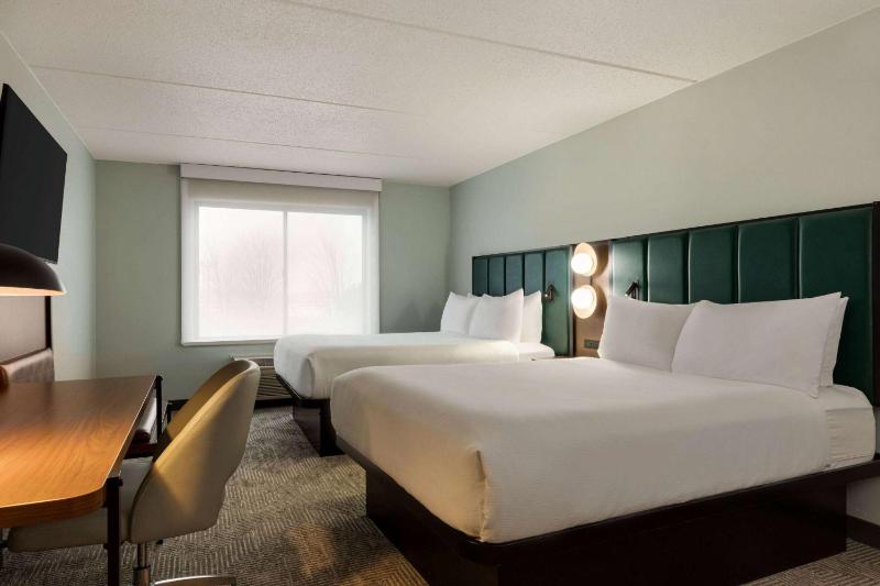 Queen Room with Two Queen Beds - No Pets/Non-Smoking image 1