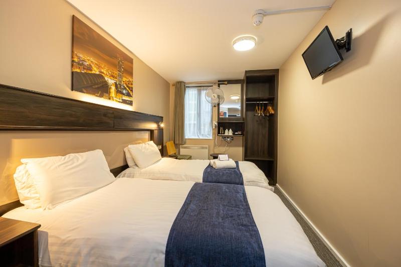 Twin Room image 3