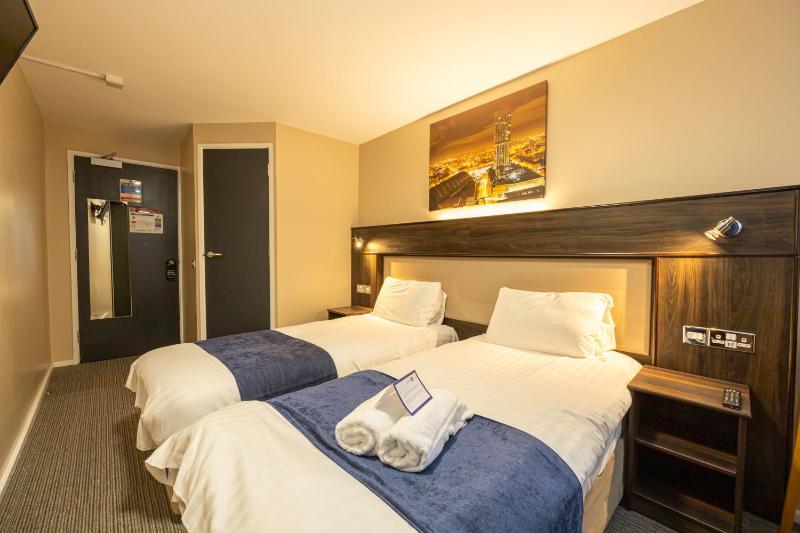 Twin Room image 4