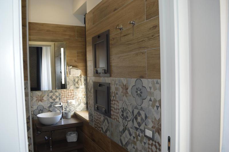 Superior King Room image 3