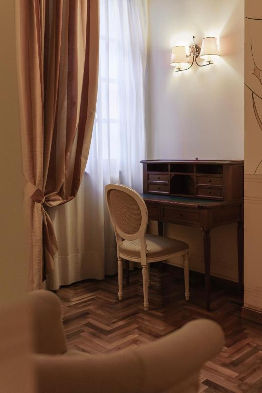 Executive Suite image 3