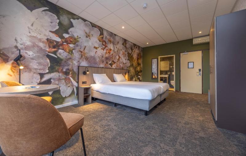 Spacious Comfort Double Room with Balcony image 4