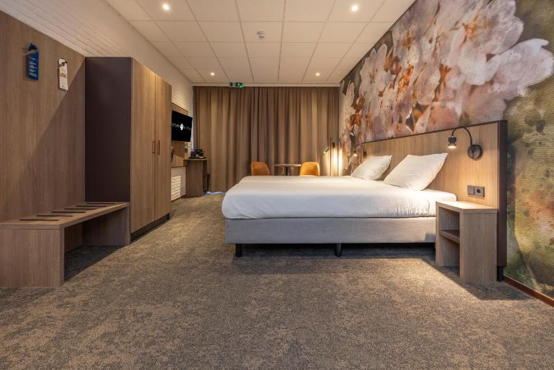 Spacious Comfort Double Room with Balcony image 3