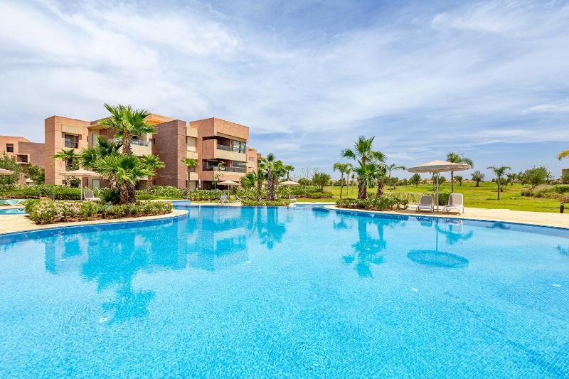 Luxury Garden-Level Apartment with Poolside Serenity - image 7