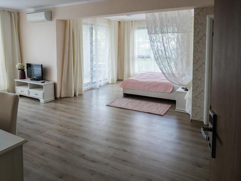 Queen Room with Sea View  image 2