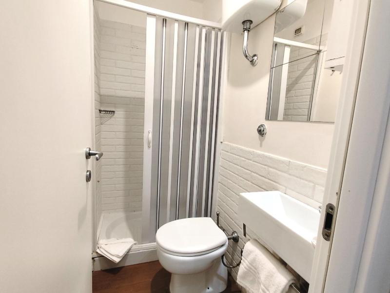 Single Room with Bathroom image 2