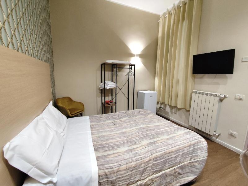 Single Room with Bathroom image 4