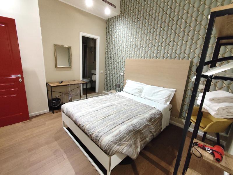 Single Room with Bathroom image 3