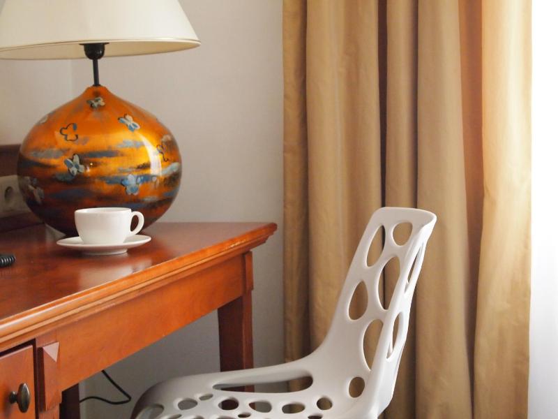 Classic Double Room image 4