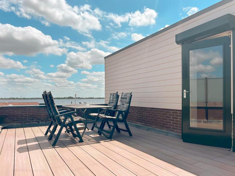 Studio with Lake View image 2