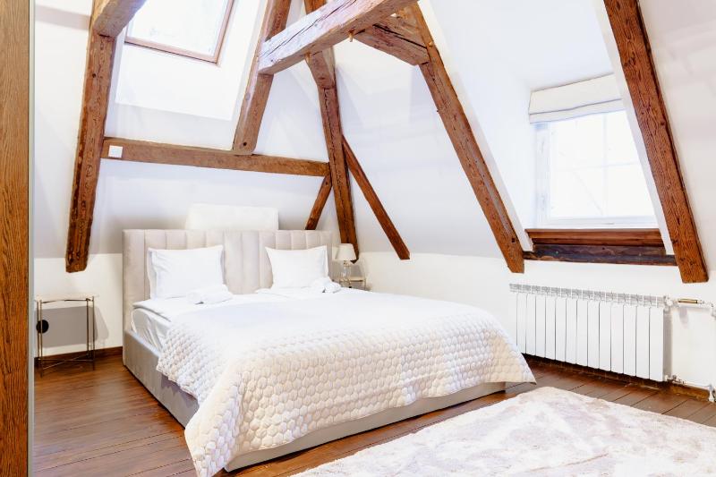 Stunning Three-Level Apartment in Historic Old Town - image 14