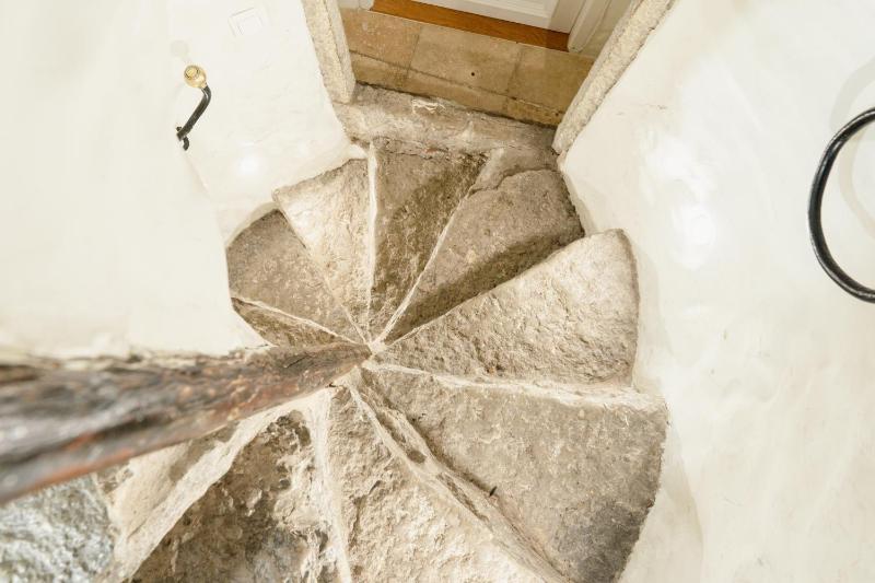 Stunning Three-Level Apartment in Historic Old Town - image 15