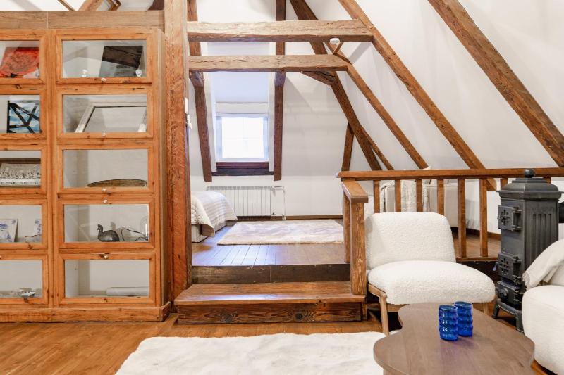 Stunning Three-Level Apartment in Historic Old Town - image 6