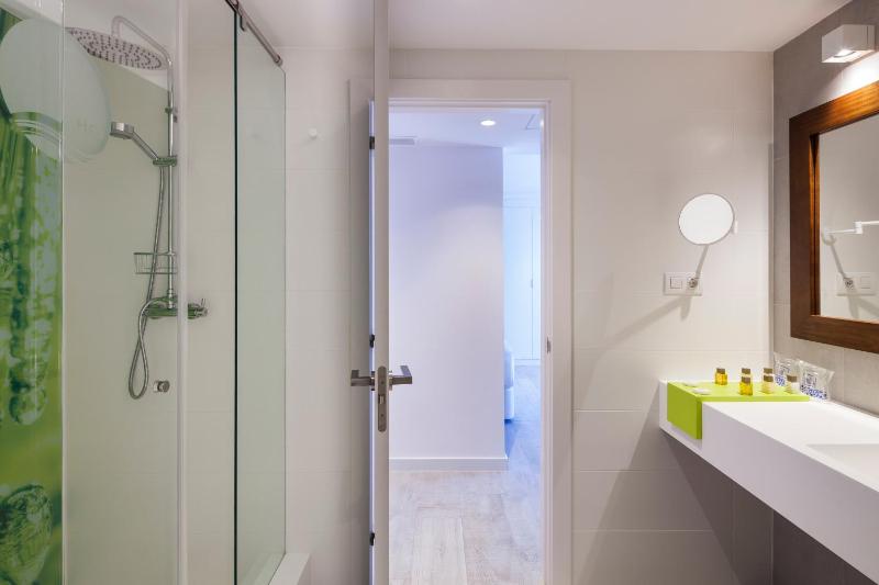 Twin Room with Terrace image 4