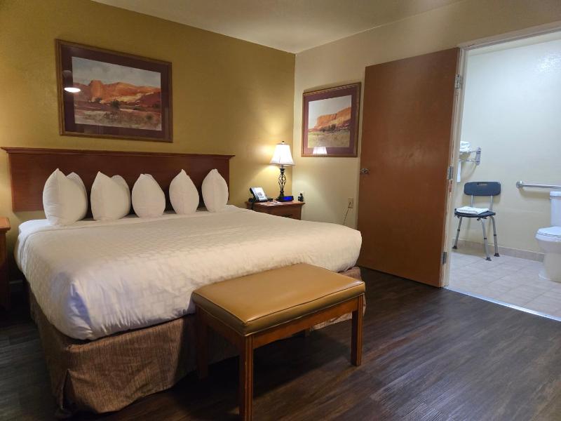 King Room with Roll-In Shower - Disability Access/Non Smoking image 1