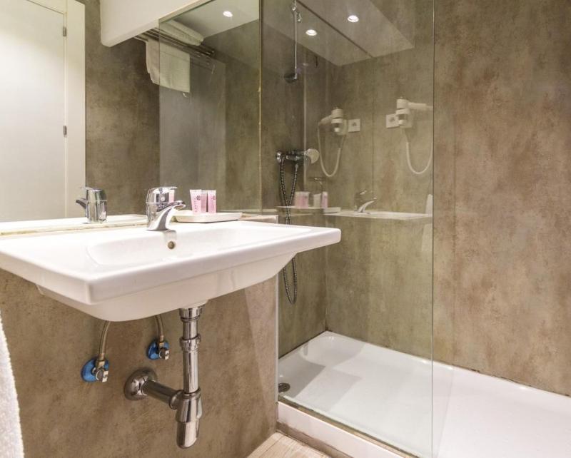 Double or Twin Room image 3