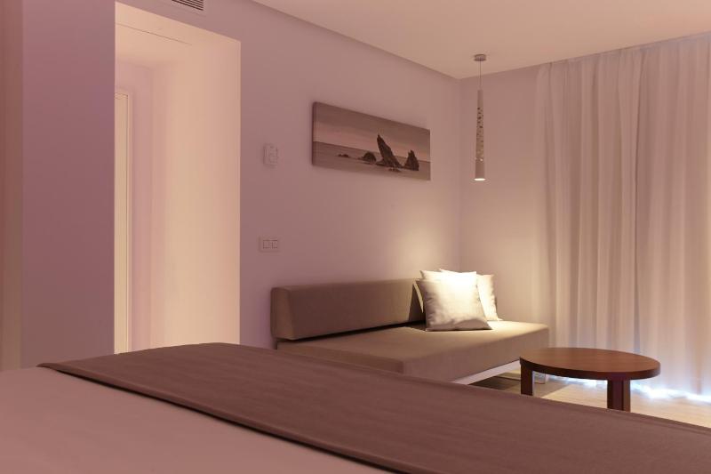 Twin Room with Sofa Bed(2 single beds+ 1 sofa bed) image 2