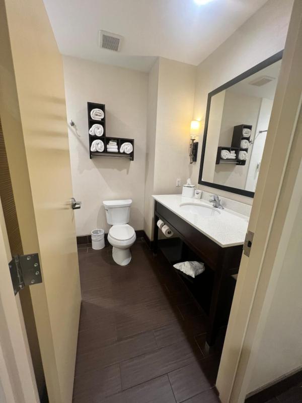 Queen Room with Two Queen Beds (4 Adults) image 2