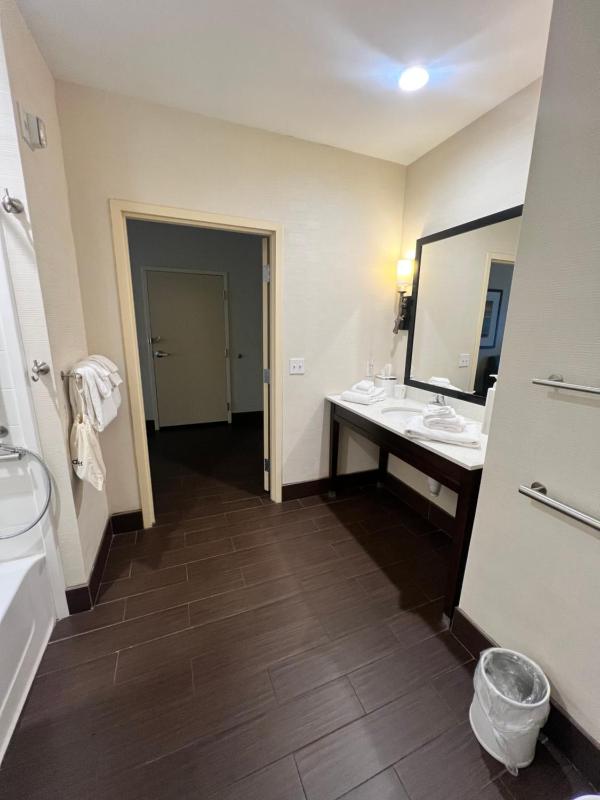 Queen Room with Two Queen Beds - Hearing Access/Non-Smoking image 2