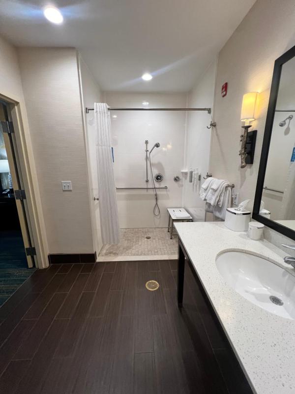 Queen Room with Two Queen Beds - Mobility and Hearing Access/Non-Smoking image 4