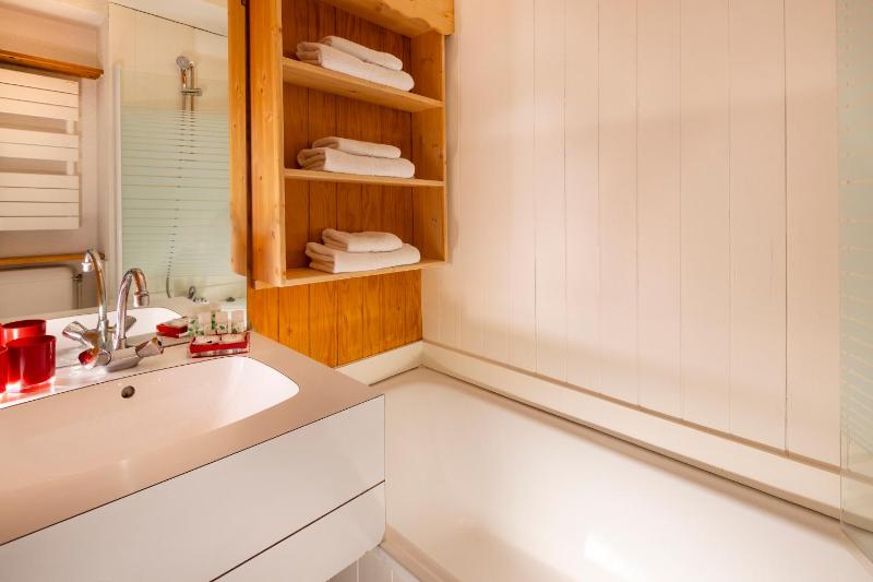 Standard Double Room image 4