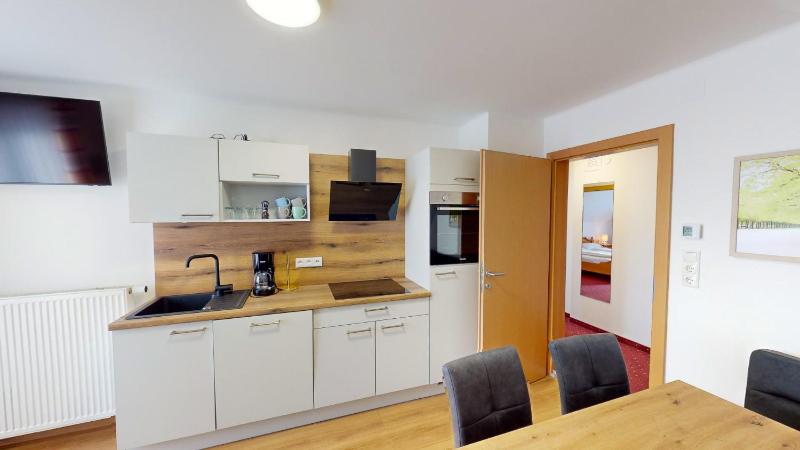 One-Bedroom Apartment with Balcony and Mountain View   image 1