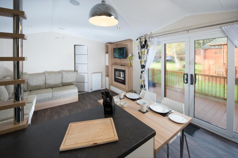 2 Bedroom Silver Caravan Lodge image 4