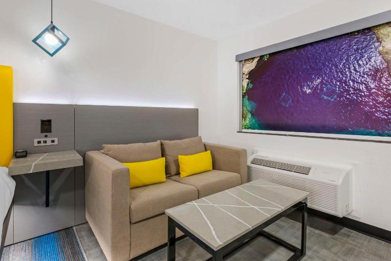 King Suite with Sofa Bed - Non-Smoking image 4