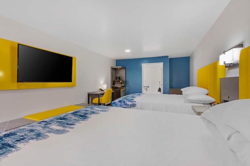 Queen Suite with Two Queen Beds and Roll-In Shower - Disability Access/Pet Friendly image 1