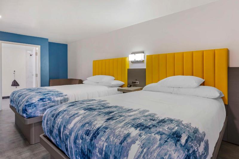 Queen Suite with Two Queen Beds and Roll-In Shower - Disability Access/Pet Friendly image 4