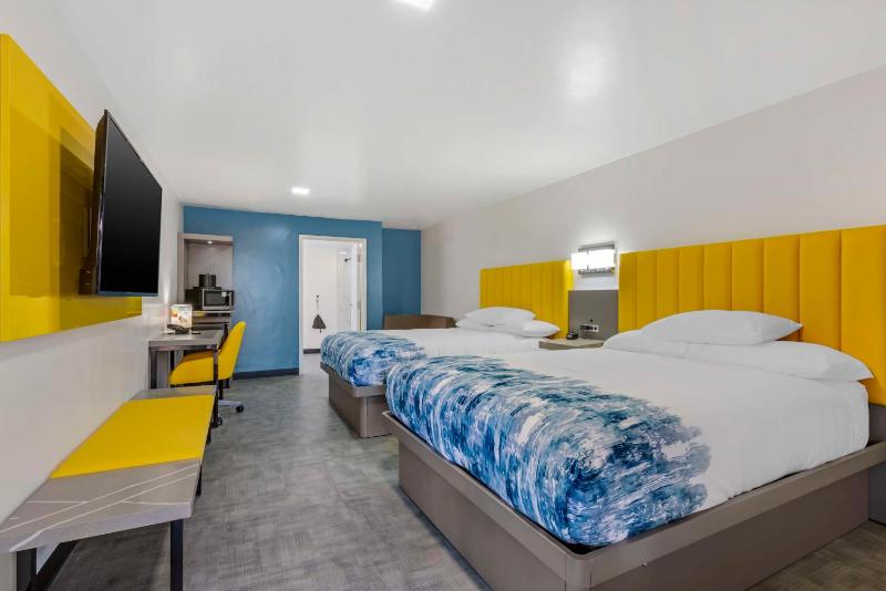 Queen Suite with Two Queen Beds and Roll-In Shower - Disability Access/Pet Friendly image 3