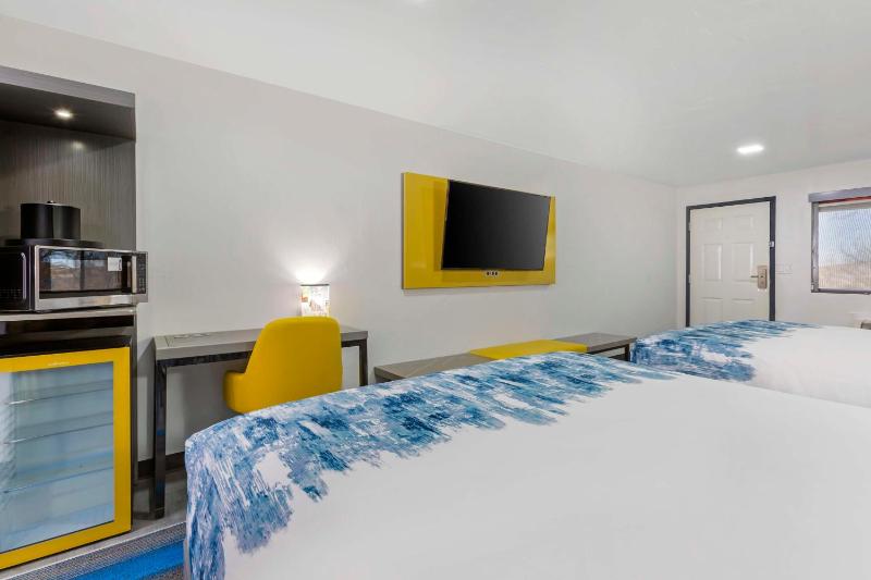 Queen Suite with Two Queen Beds and Sofa Bed - Non-Smoking image 4