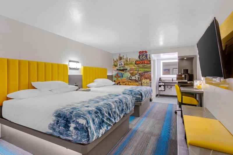 Queen Suite with Two Queen Beds and Sofa Bed - Pet Friendly/Non-Smoking image 4