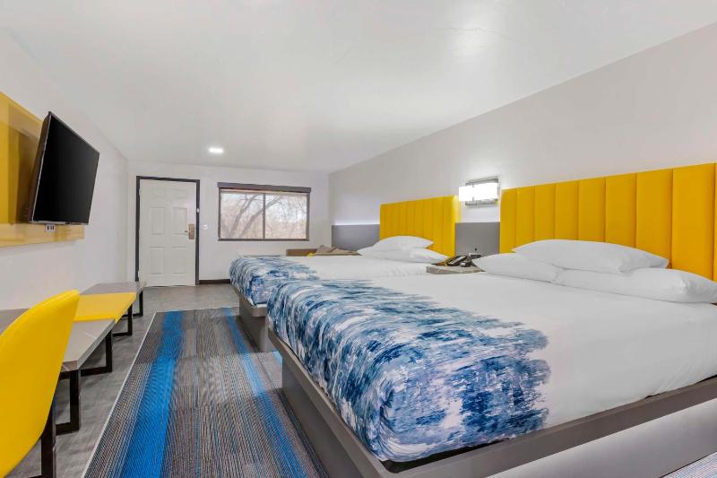 Queen Suite with Two Queen Beds and Sofa Bed - Non-Smoking image 3