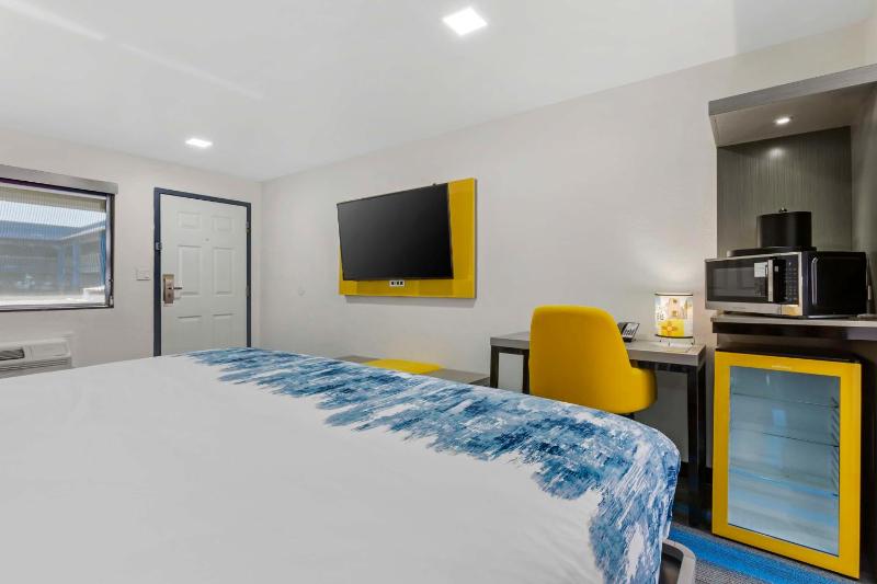 King Suite with Roll-In Shower and Sofa Bed - Disability Access image 4