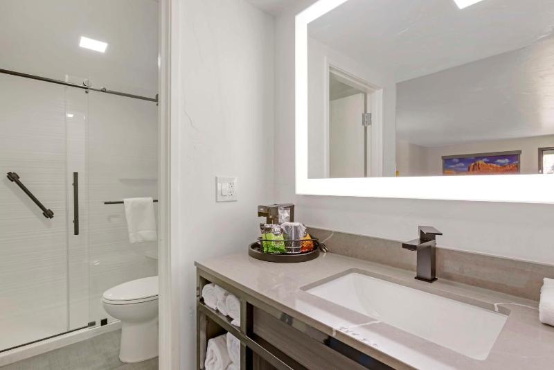 Queen Suite with Two Queen Beds and Sofa Bed - Non-Smoking image 2