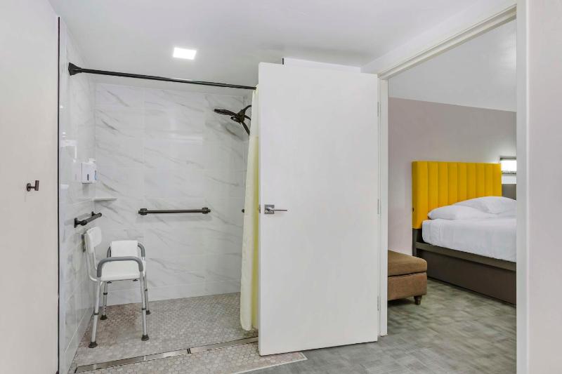 Queen Suite with Two Queen Beds and Roll-In Shower - Disability Access/Pet Friendly image 2