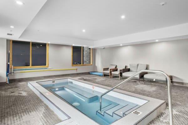 Modern Mountain Oasis Top floor 2 level 2bd - image 50