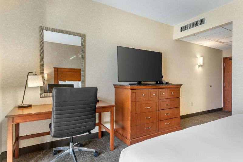 Upper Floor Deluxe King Room image 4