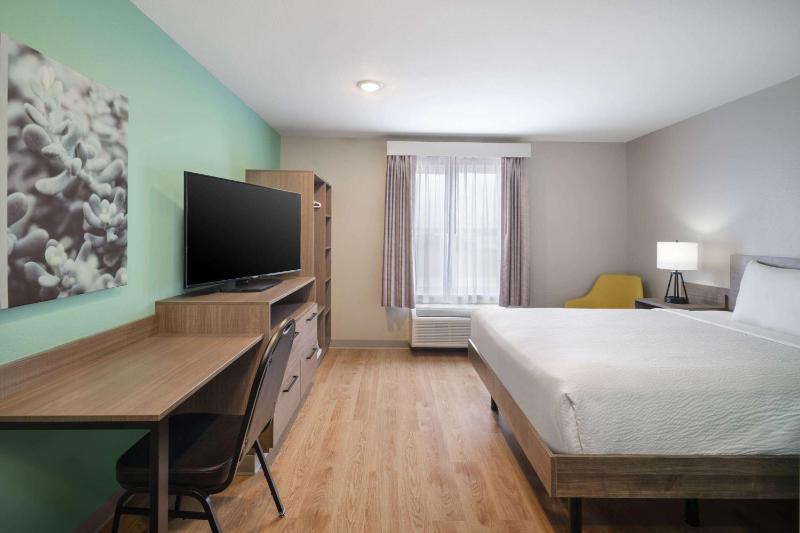 Queen Suite - Non-Smoking image 2