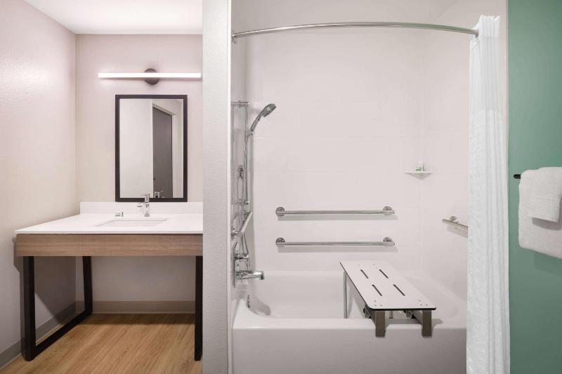 Queen Room with Bathtub w/Grab Bars - Mobility Accessible/Non-Smoking image 3