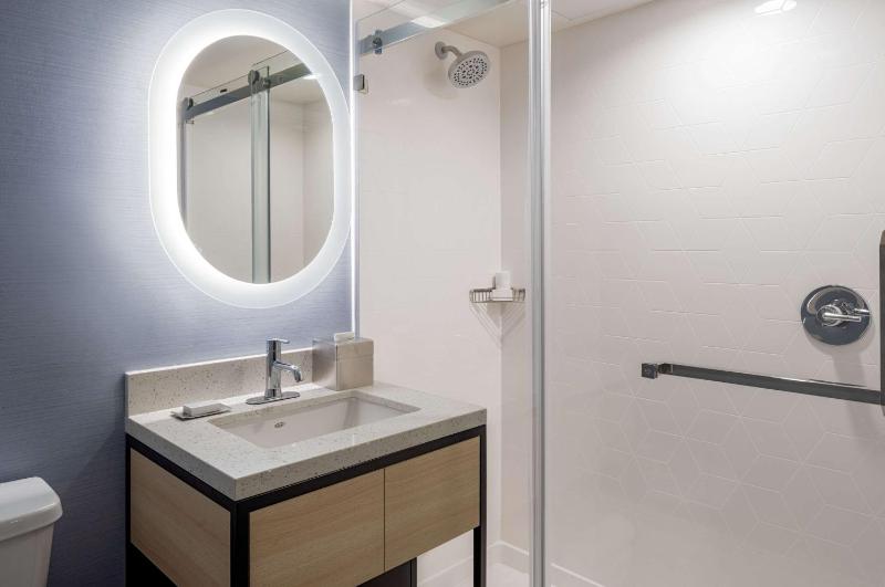 Studio Suite with Balcony and Coast View image 4