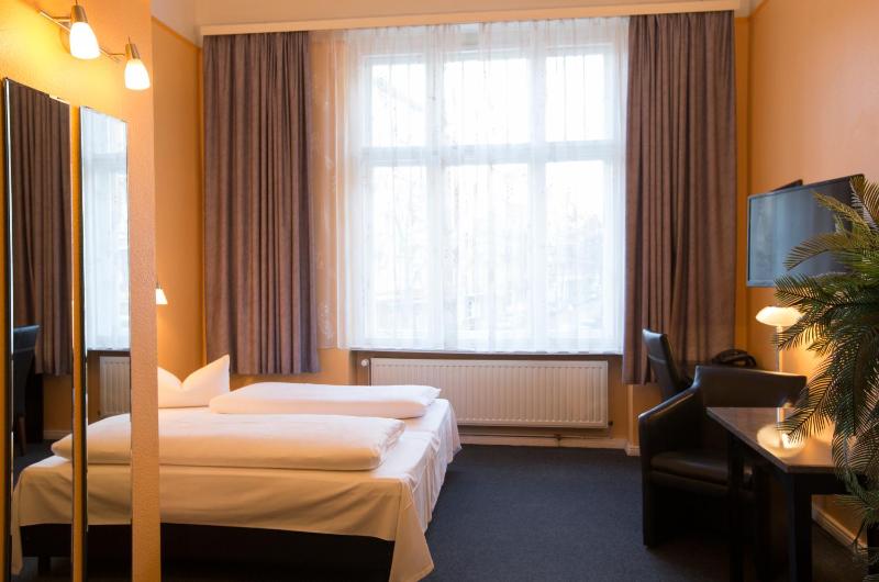 Double Room image 4