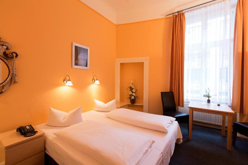 Double Room image 2
