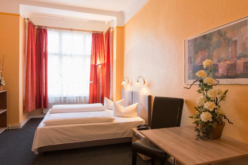Double Room image 3