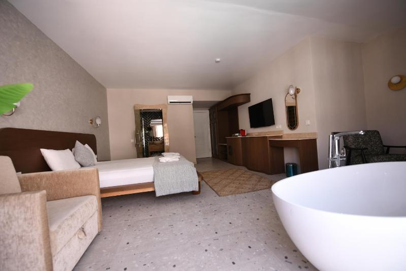 Suite with Hot Tub image 2