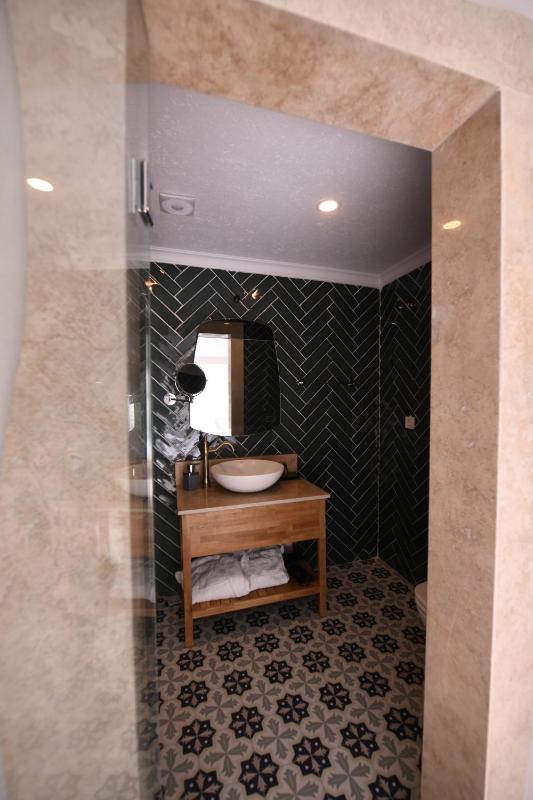 Suite with Hot Tub image 3